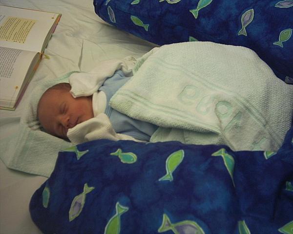 Tim im Bett mit Stillkissen